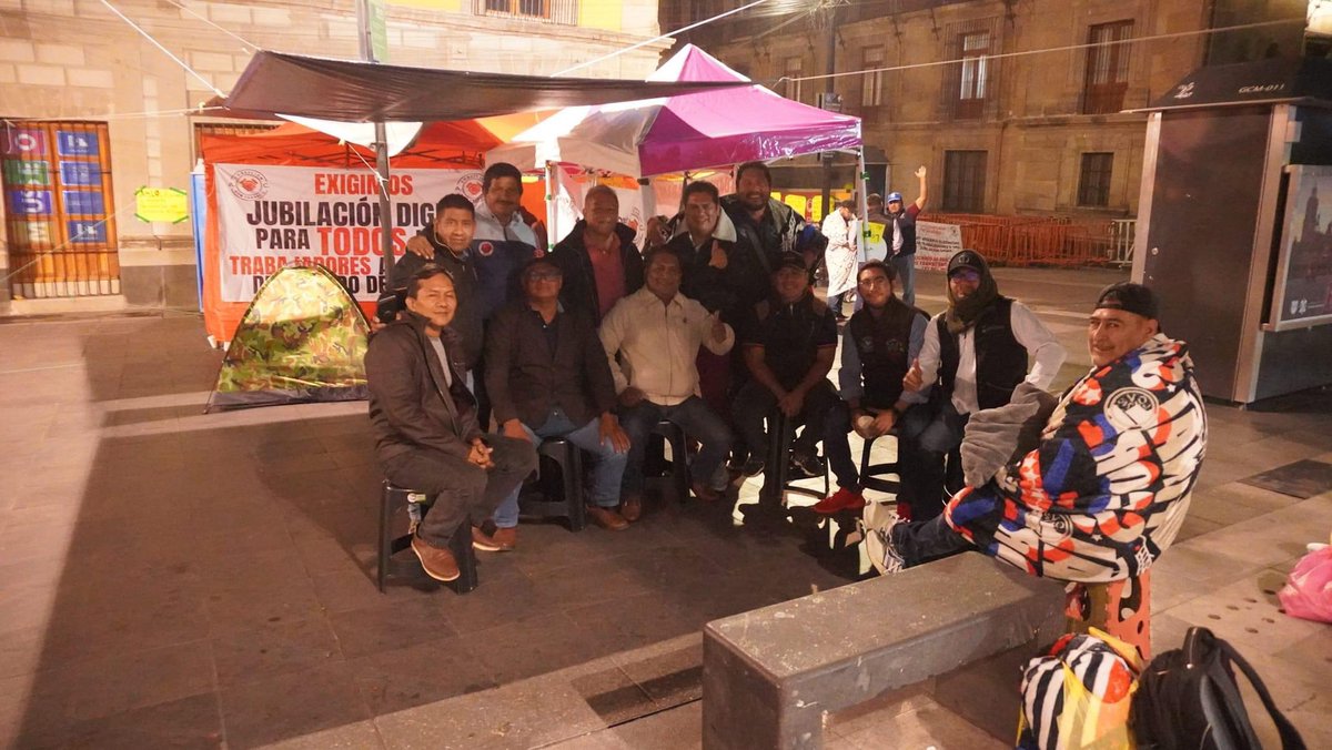 Desde el campamento de la coalición en pie de lucha. Somos tabasqueños; somos trabajadores de diversos sectores unidos por una jubilación digna! <a href="/lordmolecula/">Lord Molécula Oficial</a> <a href="/TabascoHOY/">Tabasco HOY</a> <a href="/xevtfm/">xevt - xhvt</a> <a href="/CiroGomezL/">Ciro Gómez Leyva</a> <a href="/Reforma/">REFORMA</a> <a href="/UniversalDiario/">El Universal</a> <a href="/MaxKaiser75/">Max Kaiser</a> <a href="/Milenio/">Milenio</a> <a href="/Excelsior/">Excélsior</a> <a href="/SEGOB_mx/">Gobernación</a> <a href="/lajornadaonline/">La Jornada</a>