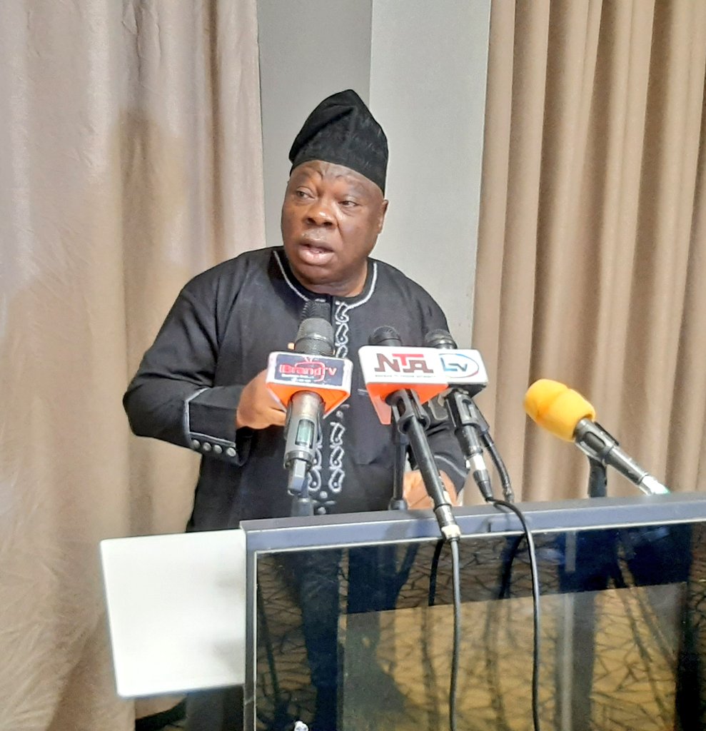 inecnigeria's tweet photo. Prof. Bolade Eyinla (CTA to the Chairman, INEC) Speaks on Retreat Objectives and Expectations at the 2023 Post-Election Review Meeting with Administrative Secretaries in Lagos.
#PostElectionReview https://t.co/R2pZaXYWsC