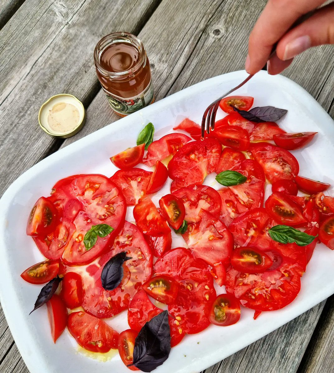 Bibliocook's tweet photo. A selection of #WestCork tomatoes + two colours of basil from @SkibbereenMkt, a drizzle of olive oil (@olivestallcork), scattering of @achillseasalt and finish with #hothoney from @LeahyBkeeping (#presssample).
The #Irishsummer on a plate.
Just add 🌧 https://t.co/TC1Snos8Hu