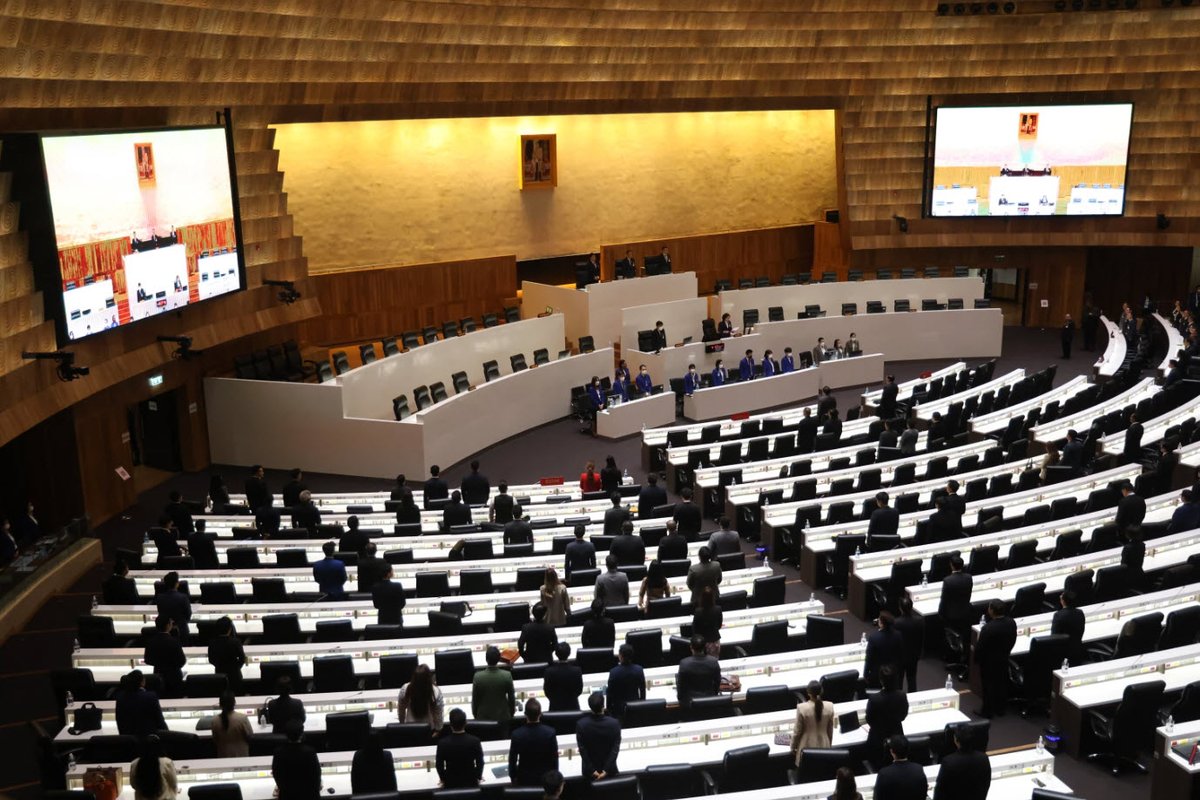 "เพื่อนบิ๊กป้อม" อดีตพลเอกนายทหารใหญ่
เชิญตัวตึงส.ว.6คนไปคุยที่ร้านอาหาร"เสี่ยกลาง" ทำเอาปั่นป่วนทั้งวงการ
เหตุเพราะ ล็อบบี้ ส.ว.โหวต"เศรษฐา"เป็นนายกฯ

#บิ๊กป้อม #เสี่ยกลาง #เศรษฐา #พรรคอันดับ2 #มันจบแล้วครับนาย #ประชุมสภา #ประธานสภา #วุฒิสภา #มีสวไว้ทำไม