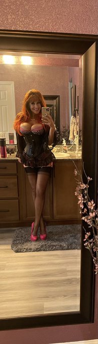 Good Evening Baby! 💋 Just a few Selfies I took this evening.. https://t.co/m624uaK3UK #stockings #seams<a href="/tag/leather"class="tags"><span>#leather</span></a><a href="/tag/stockings"class="tags"><span>#stockings</span></a><a href="/tag/redhead"class="tags"><span>#redhead</span></a><a href="/tag/longlegs"class="tags"><span>#longlegs</span></a><a href="/tag/nylon"class="tags"><span>#nylon</span></a>