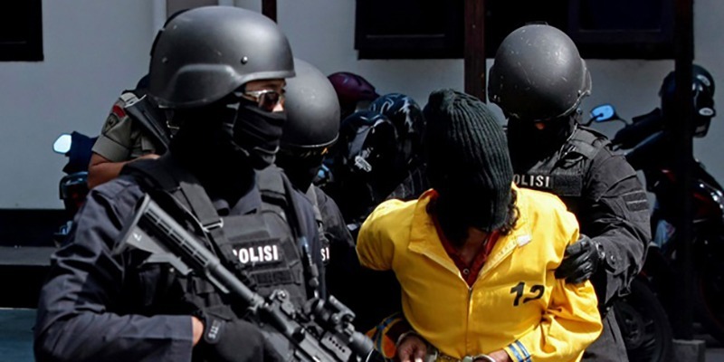 gagal_hijrah's tweet photo. Utas.
Kelompok teroris masih ada di sekitar kita.
Reportase singkat pembekukan teroris "S" di Boyolali kemarin oleh Densus 88 AT Polri.

Hari Selasa, 1 Agustus kemarin, S benar2 tak menyangka, harus dibekuk oleh pasukan senyap Densus 88. Ingat Bom Polsek Astanaanyar Bandung bbrp bulan yg lalu? Yap, Si S ini salah satu yg terlibat.

S ini membantu Agus Sujanto, pelaku Bom Bunuh diri di Polsek Astanaanyar Bandung, bantu apa?
Meracik bahan peledak serta membuat rangkaian elektronika (switching on / off) lalu mengantarkan racikan bahan peledak dan rangkaian elektronika kepada Agus serta mendanai pembuatan bahan peledak dan rangkaian elektronika sejumlah Rp 4 juta, dan memberikan Rp 2 juta secara tunai kepada Agus. 
Mereka saling kenal? Yap, mereka berdua adl klp teroris Jamaah Ansorud Daulah.

S ini mengelabui tetangga sekitarnya dg berprofesi sbg penjahit Jas, terkenal tertutup, tidak pernah bersosialisasi, bahkan pengakuan ketua RT setempat sudah diundang untuk acara bersih2 lingkungan, Ndak pernah hadir dan makin menjauh dari warga. Saat penggeledahan di rumah S, ada sajam yg diamankan.

Ingat, klp terorisme membagi klpnya dlam dua dunia, ada yg dipermukaan, memakai jubah agama, "Berdakwah" ideologinya dg pelan, menjaring anggota baru, bahkan di media sosial juga, dan ada yg dlm dunia senyap gelap bawah tanah, mereka merencanakan aksi, mempersiapkan hingga melakukan aksi terorisme. Dan sampai detik ini mereka aktif.

Masyarakat tidak perlu takut, namun ttp harus waspada, kita apresiasi kinerja Densus 88, yg terus bekerja tnpa henti, apa yg bisa kita lakukan? minimal, waspada lingkungan sekitar, awasi penggunaan media sosial kluarga kita, karena hari ini teroris menyebarkan ideologinya melalui kajian2 di medsos, banyak sudah korban rekrutmen klp teroris karena mereka salah ikut pengajian.