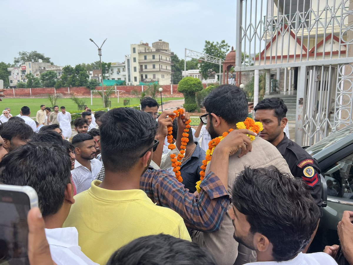 DVJChautala's tweet photo. आज जाट कॉलेज, हिसार की छात्र शक्ति के बीच जाकर 6 अगस्त को होने वाली छात्र हुंकार रैली का निमंत्रण दिया.. https://t.co/vw9FwUdVh9