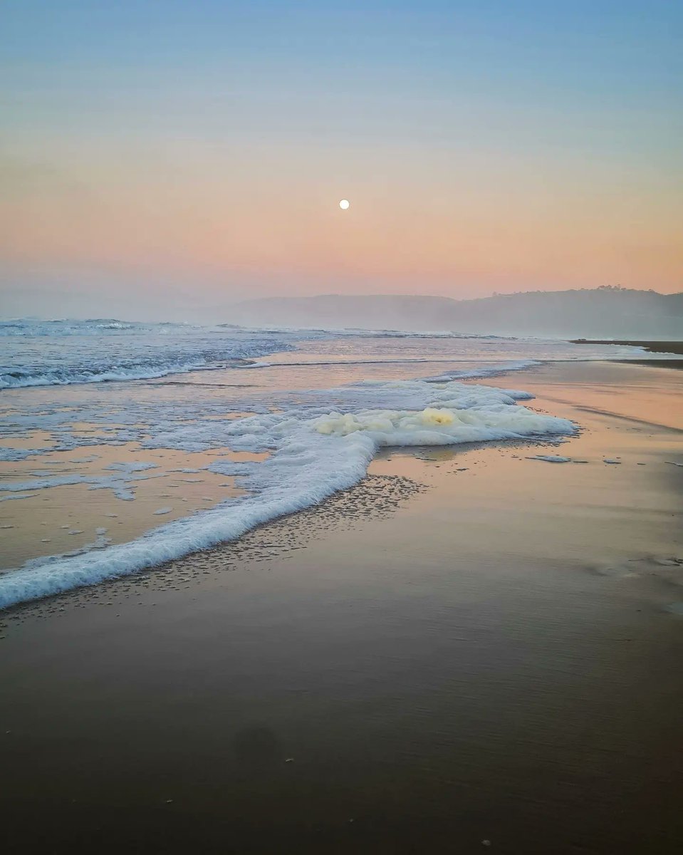 Sunrise and moon setting ✨️ What a stunning morning 🌄 #visitwilderness #gardenroute #SouthAfrica #lekkalocal #travelbugrose