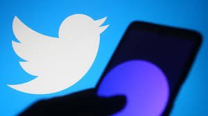 Oef, schat, appte Elon bitter,
stom van me, dit wordt echt niks,
kunnen we terug naar Twitter…
‘tuurlijk’, appte ze, ‘xx’.
#dagdicht