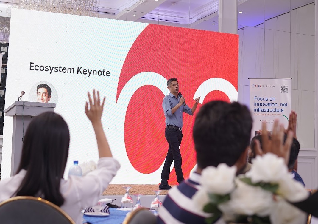 1/ You must pay attention when the company w/ 9 products used by 1B+ people, decides to prioritize Pakistan as their next startup market. From YouTube to search to mobile app growth data, <a href="/Google/">Google</a> has the best crystal ball in the world &amp; they're in town engaging Pakistani startups