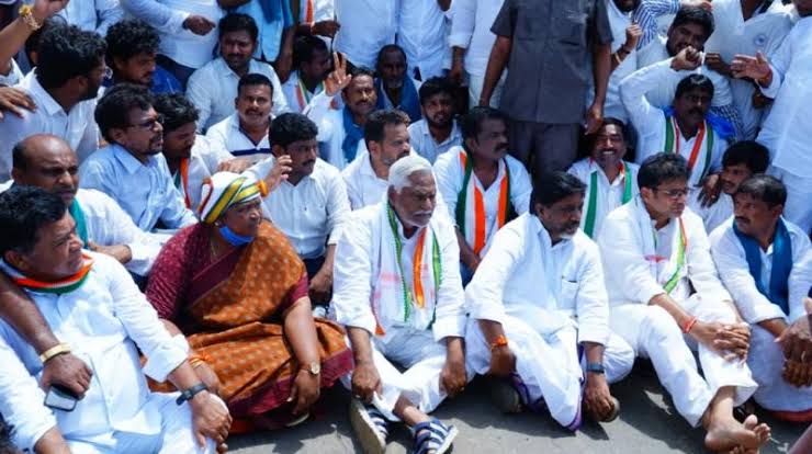 RamMohanINC's tweet photo. 5 ఎకరాల పైన ఉన్న రైతుల రైతుబంధుకు మమ..

ఆ పైసలతోనే రుణ మాఫీ డ్రామా..

కాంగ్రెస్ డిమాండ్:
🔹వ్యవసాయం చేసే ప్రతీ రైతుకు, రైతుబంధు ఇవ్వాల్సిందే, 2లక్షల వరకు రుణ మాఫీ చెయ్యాల్సిందే.

#CongressStandsWithFarmers

@revanth_anumula
@Manikrao_INC https://t.co/K6wrGUAdQj