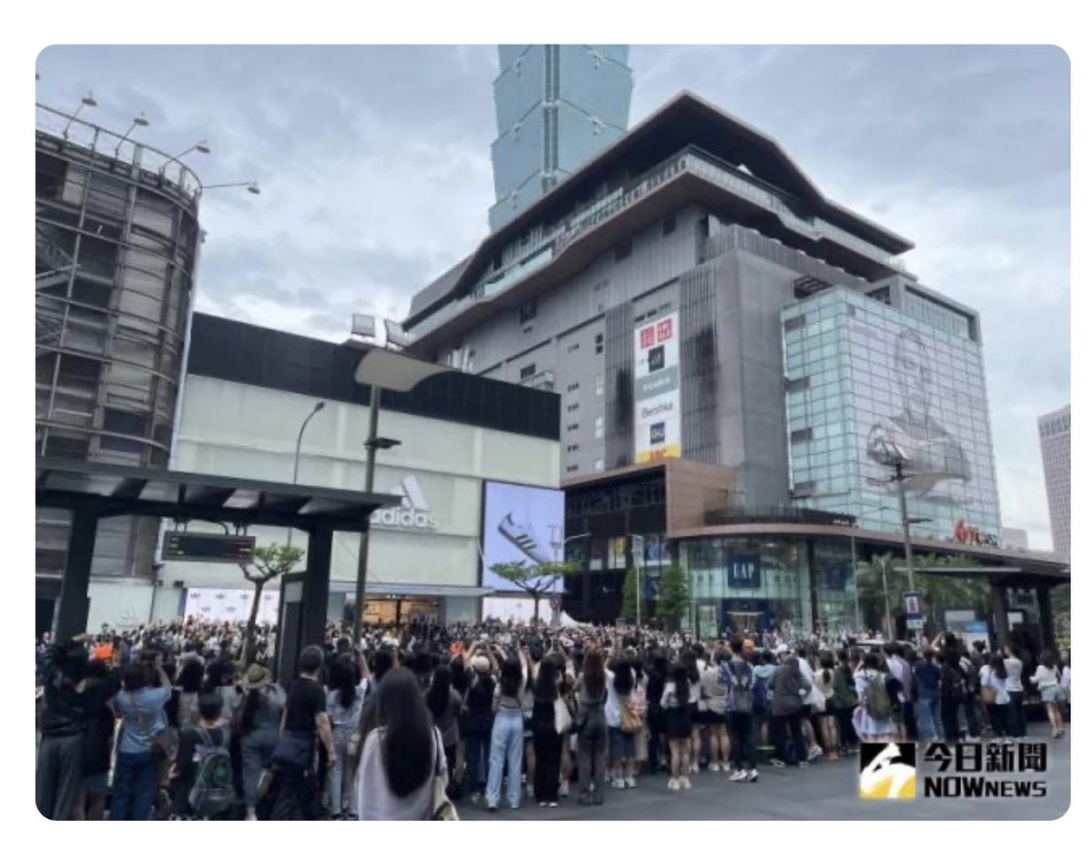 Wow look at the crowd 🥳 “as many as 1,000 fans arrived at the scene” 
#이준호 #LEEJUNHO #Junho #LeeJunhoXAdidas #LeeJunho_Can_I

tw.sports.yahoo.com/news/義警出動維持秩序-李俊昊信義區被千人包圍-043917259.html