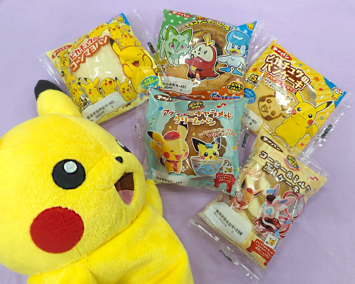 pokemon_pdc's tweet photo. 8月の #ポケモンパン の新商品はこちら！
「ようこそ！ポケモンカフェ ～まぜまぜパズル～」のポケモンパンは、2つの味を“まぜまぜ”した特製パン😋
しかもキラッと輝く特製デコキャラシールが付いてくる！✨

お店でチェックしてね👀
https://t.co/qSE1ib6zG2 https://t.co/8db3APvqNZ