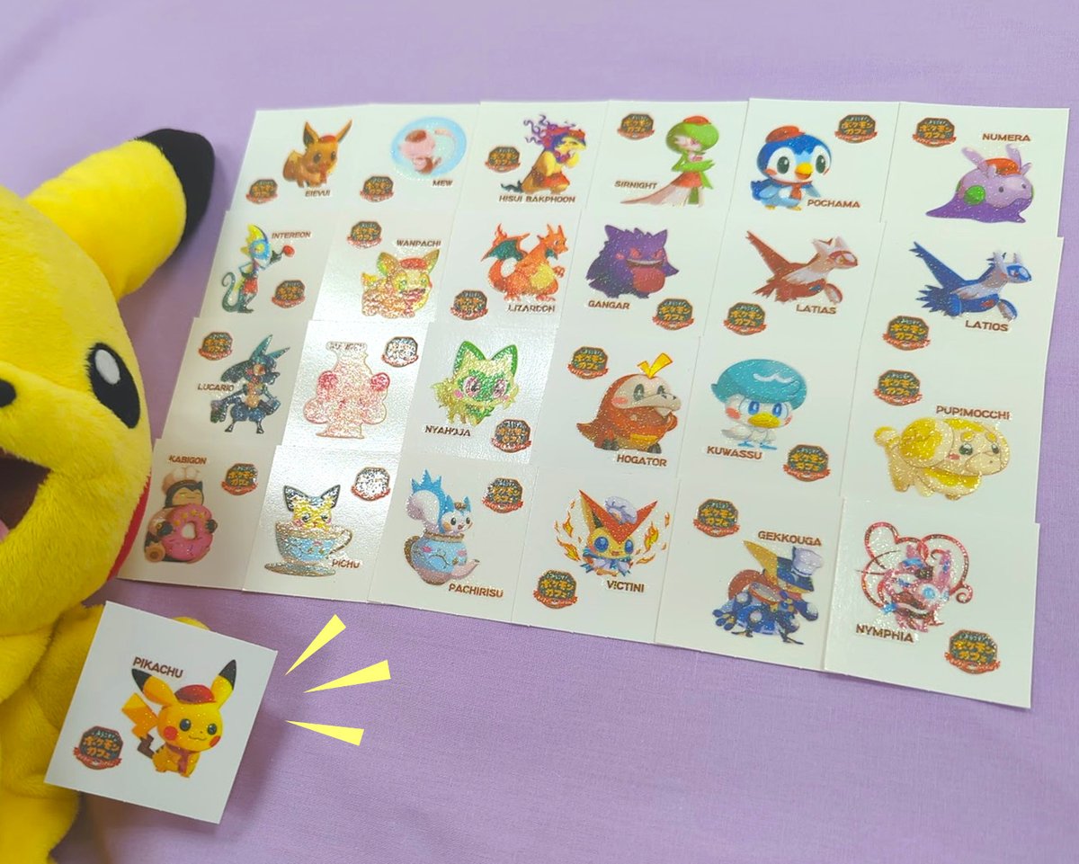 pokemon_pdc's tweet photo. 8月の #ポケモンパン の新商品はこちら！
「ようこそ！ポケモンカフェ ～まぜまぜパズル～」のポケモンパンは、2つの味を“まぜまぜ”した特製パン😋
しかもキラッと輝く特製デコキャラシールが付いてくる！✨

お店でチェックしてね👀
https://t.co/qSE1ib6zG2 https://t.co/8db3APvqNZ