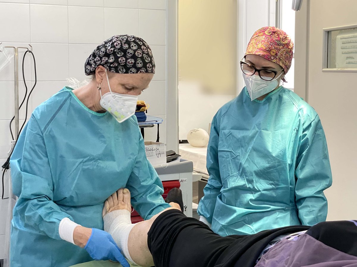 AOUCagliari's tweet image. Intervento concluso, si procede con la fasciatura e ci si da appuntamento per il primo controllo #postoperatorio #AouCaSiCuraDiTe #Dermatologia #SanGiovannidiDio #AouCa #labuonasanità #labuonacomunicazione