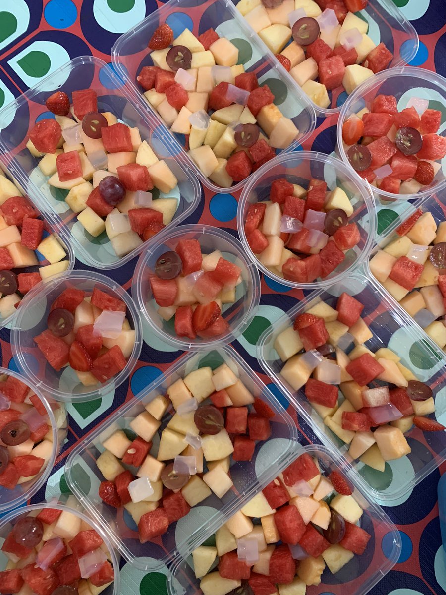 arrdnaa's tweet photo. ga gampang saat proses bikin salad dibarengi juga ngurus ayah yang sakit manggil2 dengan permintaannya di detik itu juga, tolong pengen nangis 😭😭😭 https://t.co/CTGC0QfZTv