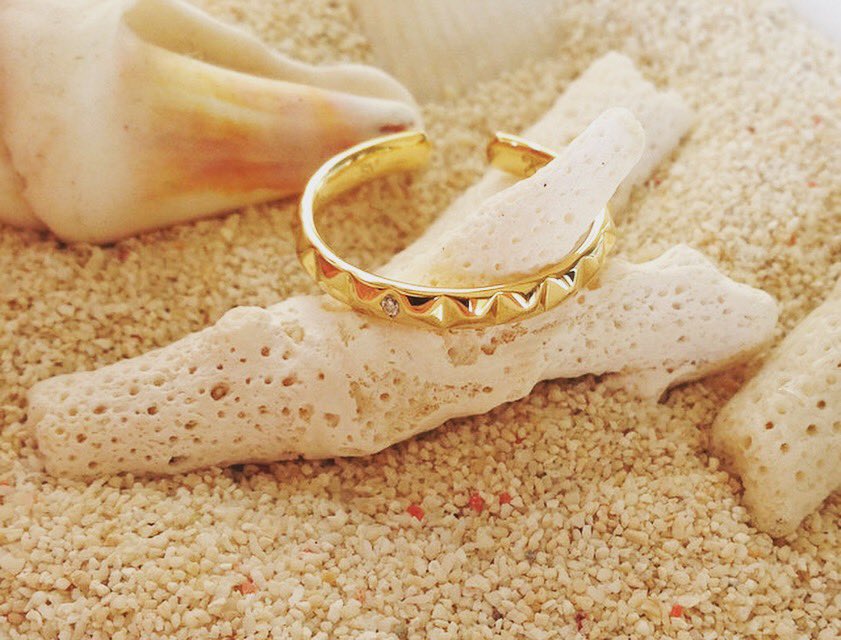 KlosAngelJewels's tweet photo. 【夏休み🌻プレゼントキャンペーン🎁】

✨人気商品✨
♦ Moon&amp;Stars Ring-CubicDia Edition- (ゴールド)︎💫
♦︎ SilverStudsRing💍
(ゴールド/シルバー/ピンクゴールドいずれか)を抽選で各1名
計2名様にプレゼント❗️

応募方法
①このアカウントをフォロー
②このツイートをRT🔁&amp;いいね❣️で応募完了 https://t.co/x5bkWlIiHR