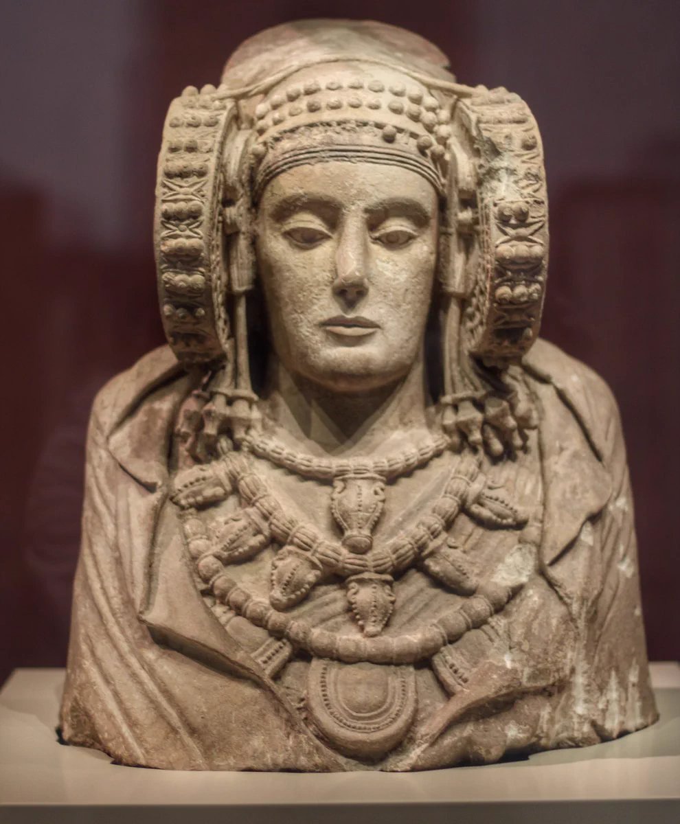 Dario_Madrid_F's tweet image. Hoy hace 126 años que el agricultor Manuel Campello se encontró en La Alcudia con el busto de la "Dama de Elche", una escultura en piedra caliza que data del siglo V o IV antes de Cristo y que representa a una mujer íbera ricamente ataviada y con unas facciones perfectas. (Sigue)
