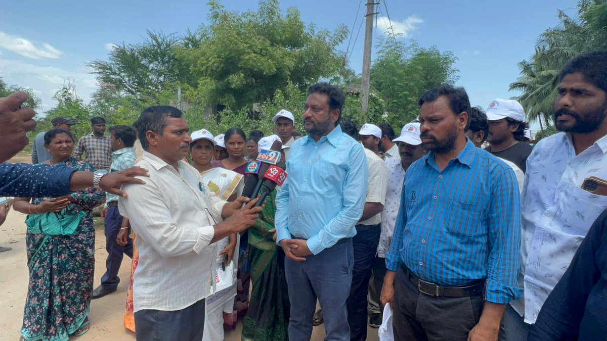 aikyathavijay's tweet photo. ఐక్యతా విజయపధం యాత్ర లో బాగంగా తొమ్మిదో రోజు అనగా ఈ రోజు 04-08-2023, శుక్రవారం నాడు వాకాడు గ్రామానికి విచ్చేసిన దళాధిపతి విజయ్ సార్..#change #peoplemovement #walk4change #Aikyatha #vijayIAS #SRKRvijay #viwaycam #day9#village #Tirupati #vakadu #100kms #100kmsofwalk #100kmswithpeople #100kmsofAPdarshan #100kmsofchange