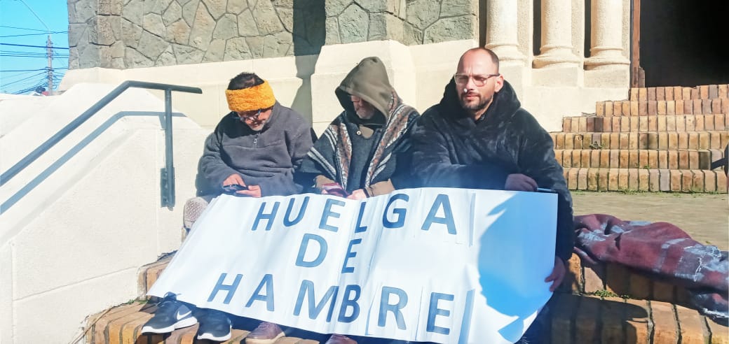 AlvaroBeltram's tweet photo. Profesor y asistentes de educación  una semana en huelga de hambre, motivo solicitar el reintegro de dineros declarados pero no pagados a cotizaciones provisionales, de salud y créditos. Provocando ordenes de embargó, llamadas de cobranzas. #tvn #biobio #stgo #radiobiobio https://t.co/NBGrYSj5Mp