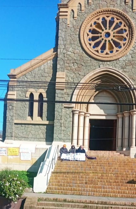 AlvaroBeltram's tweet photo. Profesor y asistentes de educación  una semana en huelga de hambre, motivo solicitar el reintegro de dineros declarados pero no pagados a cotizaciones provisionales, de salud y créditos. Provocando ordenes de embargó, llamadas de cobranzas. #tvn #biobio #stgo #radiobiobio https://t.co/NBGrYSj5Mp