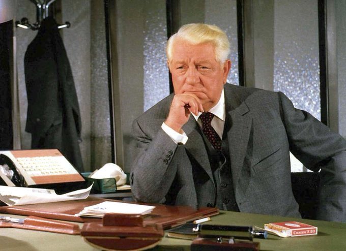 "Si la capacité de parler plusieurs langues est un atout, celle de fermer sa gueule est inestimable."
(Jean Gabin)