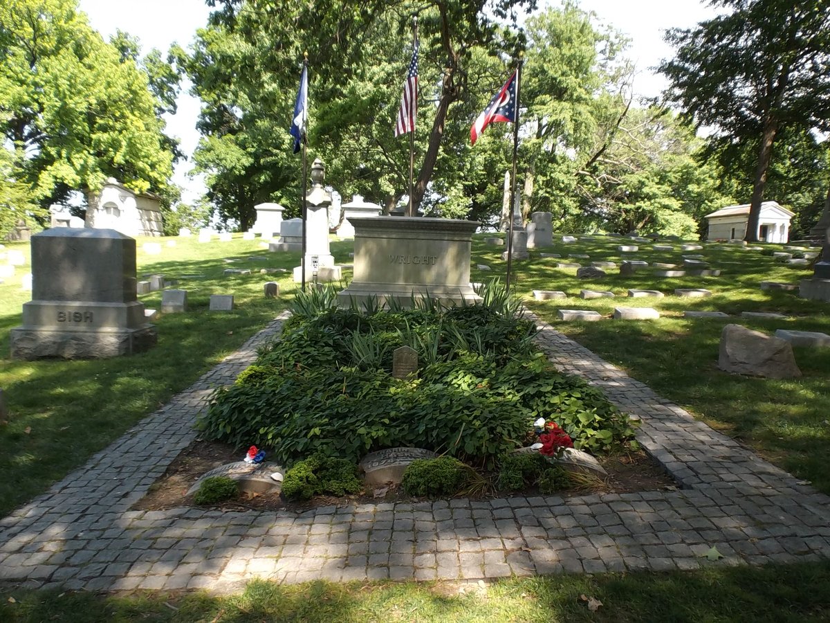 #FamousGraves- The Wright Brothers, Orville and Wilbur, laid to rest at the Woodland Cemetery, home to many of Dayton's famous graves. 

(TNT Images (c) 2016, Photos: Ken Naegele)
#NecroTourist #Cemeteries #Ohio #OhioCemeteries #DaytonOhio #WrightBrothers #NecroTourism #Travel