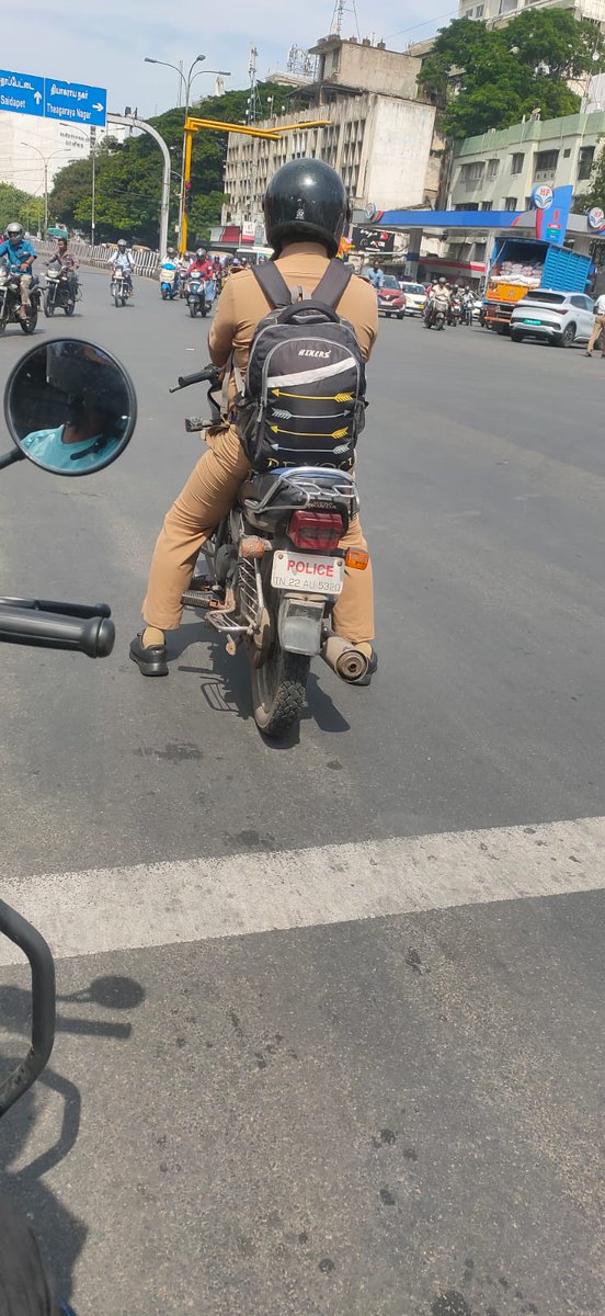 nareshcool123's tweet photo. Place: Nandanam signal
Time : 10:08am
Date : 04/08/2023
Reg Number : TN22 AU 5320

Stop line violation and wrong number plate format.

Please take necessary action
@ChennaiTraffic @tnpoliceoffl @mkstalin @Udhaystalin https://t.co/d8Za2LxfMz
