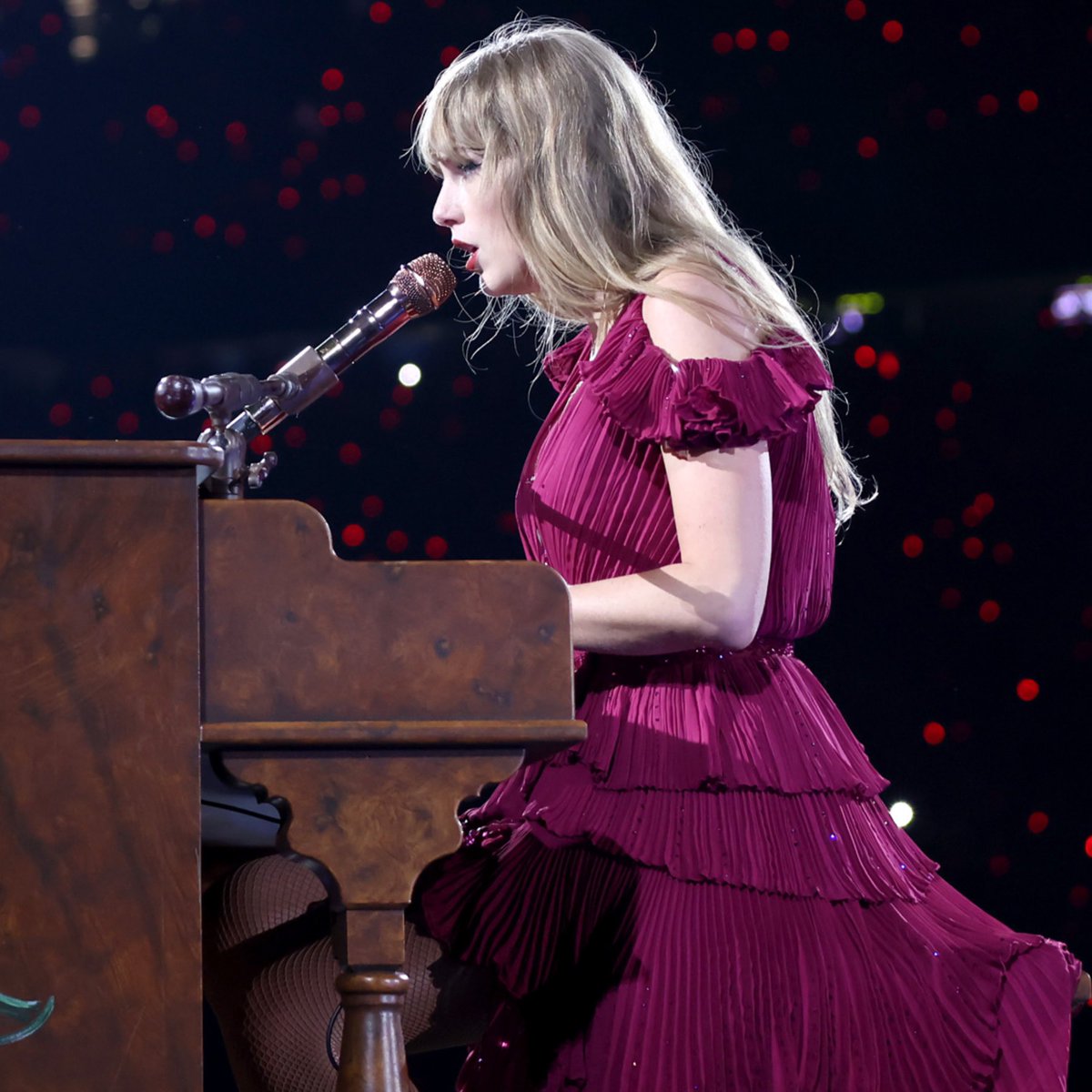 🚨| Taylor Swift has performed “Maroon” as a surprise song twice on ‘The Eras Tour’! #TSTheErasTour #LATSTheErasTour