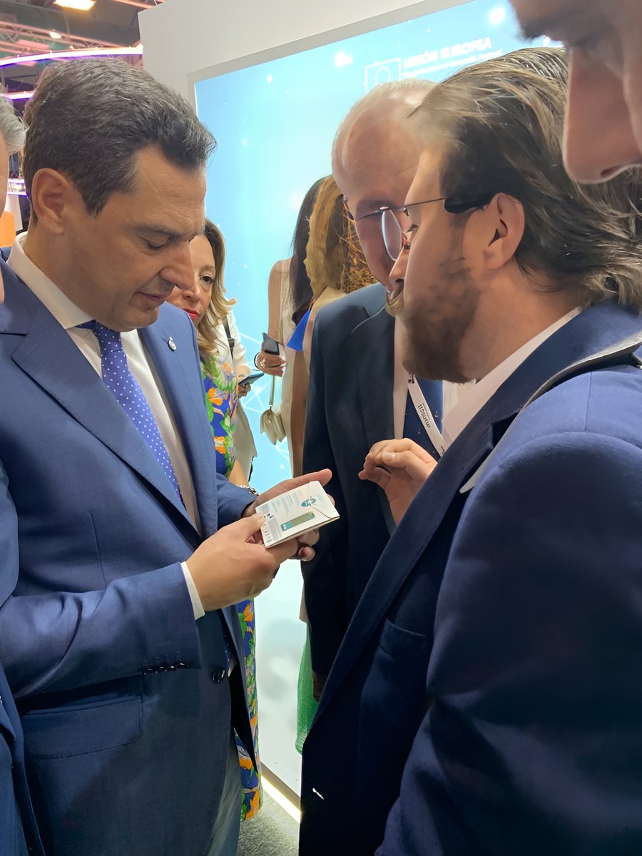 inthesk_es's tweet photo. El hecho de que el presidente del Gobierno de la Junta de Andalucía haya decidido optar por nuestra ik CARD no es una coincidencia, nuestro CTO #JesusChacon pudo introducirle nuestra tecnología con detalle y en las imágenes se aprecia su asombro.
#ikCARD #Andalucía #Tecnología https://t.co/1YvWLeQaUd
