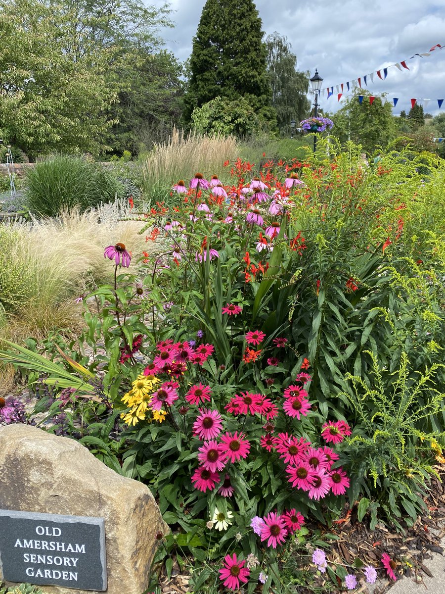 CSGGA's tweet image. The Memorial Gardens in Old Amersham are a sight to behold, beautiful creative planting showing what can be achieved with the right mindset, community involvement and a strong group of volunteers. Well done @AmershamTC and all involved - shining example to all