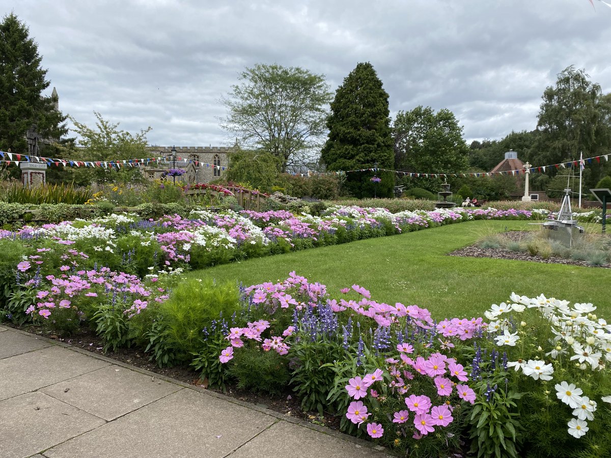 CSGGA's tweet image. The Memorial Gardens in Old Amersham are a sight to behold, beautiful creative planting showing what can be achieved with the right mindset, community involvement and a strong group of volunteers. Well done @AmershamTC and all involved - shining example to all