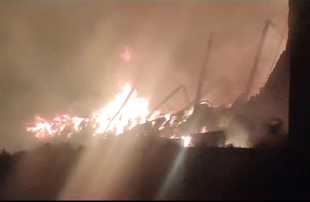 112rmurcia's tweet photo. Servicios de emergencia trabajan en la extinción del incendio de una nave en La Pinilla (#FuenteÁlamo), declarado esta pasada madrugada

 🚒🚓https://t.co/4aGTTFPxpc

📷facilitada por Policía Local @fuentealamo https://t.co/nl9JgJgZFP