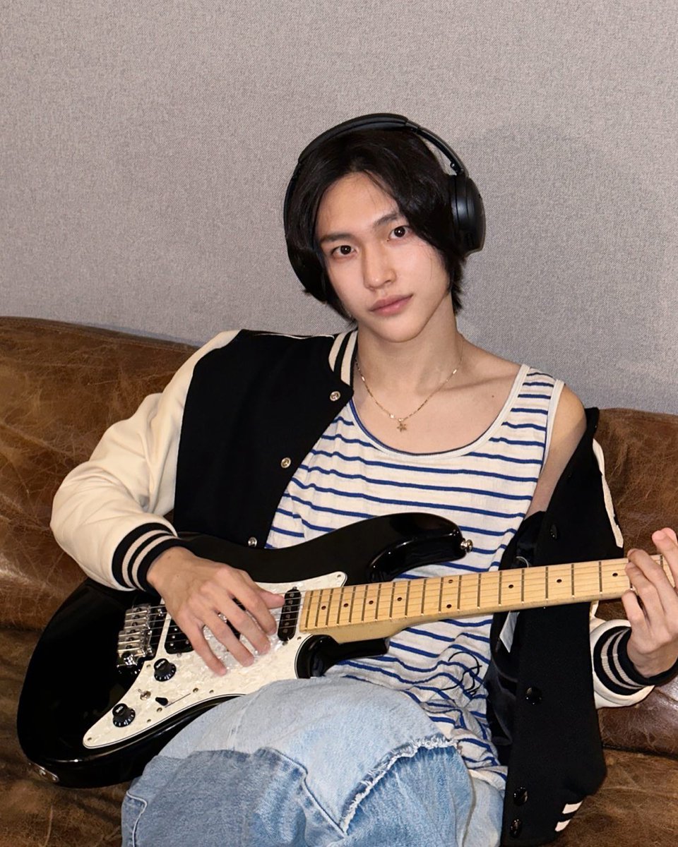 saintwonbin's tweet image. 🎸🎸🎸