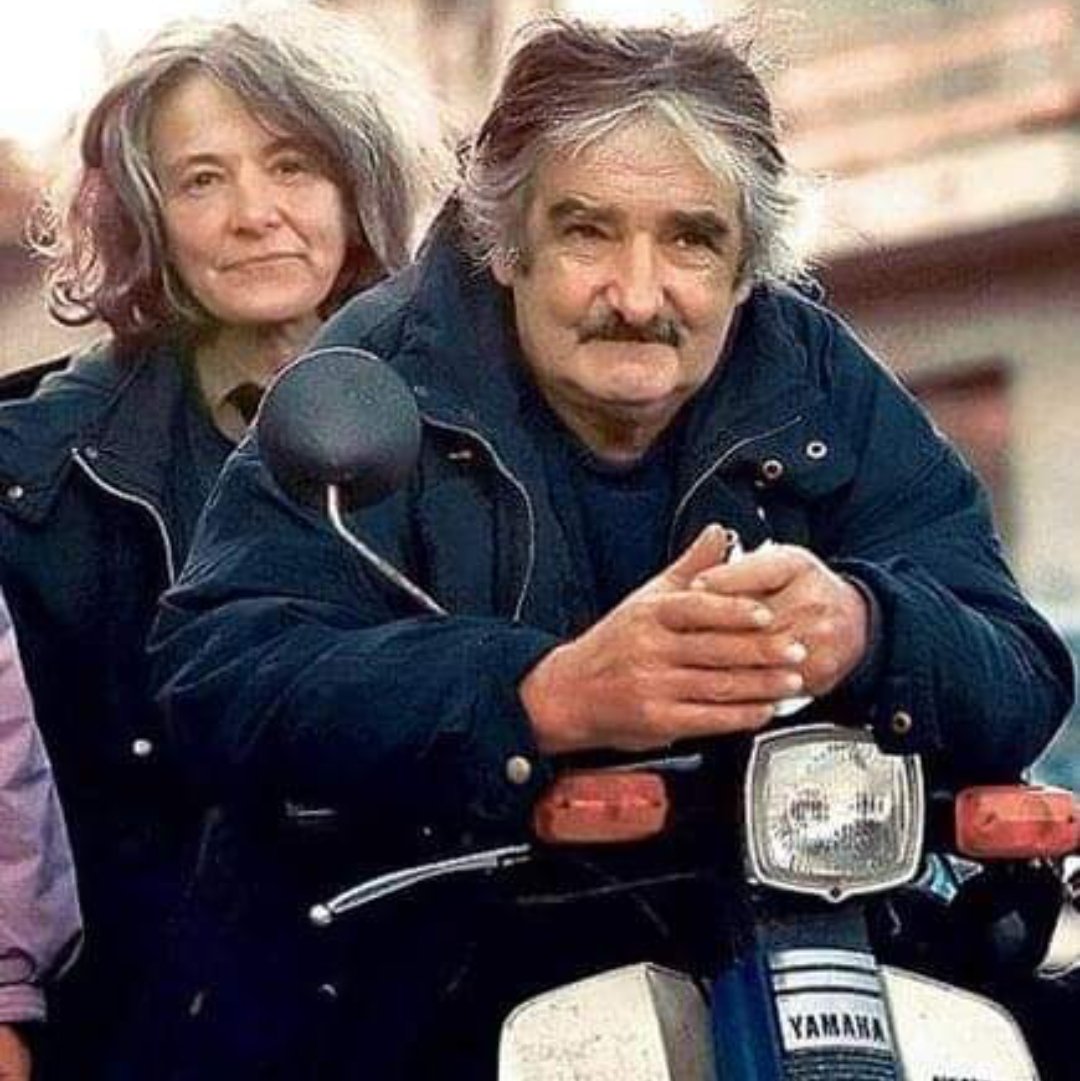 Frenkie_Woody's tweet image. “ La mia idea di felicità è soprattutto anticonsumistica. Hanno voluto convincerci che le cose non durano e ci spingono a cambiare ogni cosa il prima possibile. Sembra che siamo nati solo per consumare e, se non possiamo più farlo, soffriamo la povertà. Abbiamo un senso di…