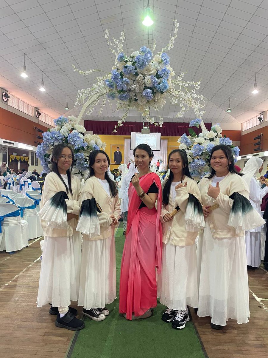 cheeyenny's tweet photo. Pictures with chinese students who are in the dancing team
#sysisthebest
#formsix
#stpmstudentSs
#majlissesaatbersamaseribumemori https://t.co/aheOn7JkjS