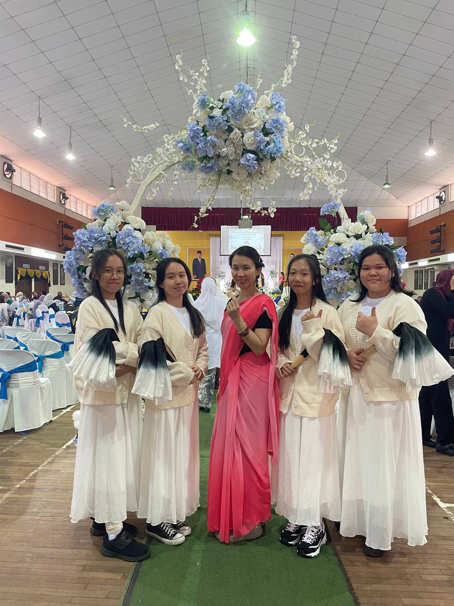 cheeyenny's tweet photo. Pictures with chinese students who are in the dancing team
#sysisthebest
#formsix
#stpmstudentSs
#majlissesaatbersamaseribumemori https://t.co/aheOn7JkjS