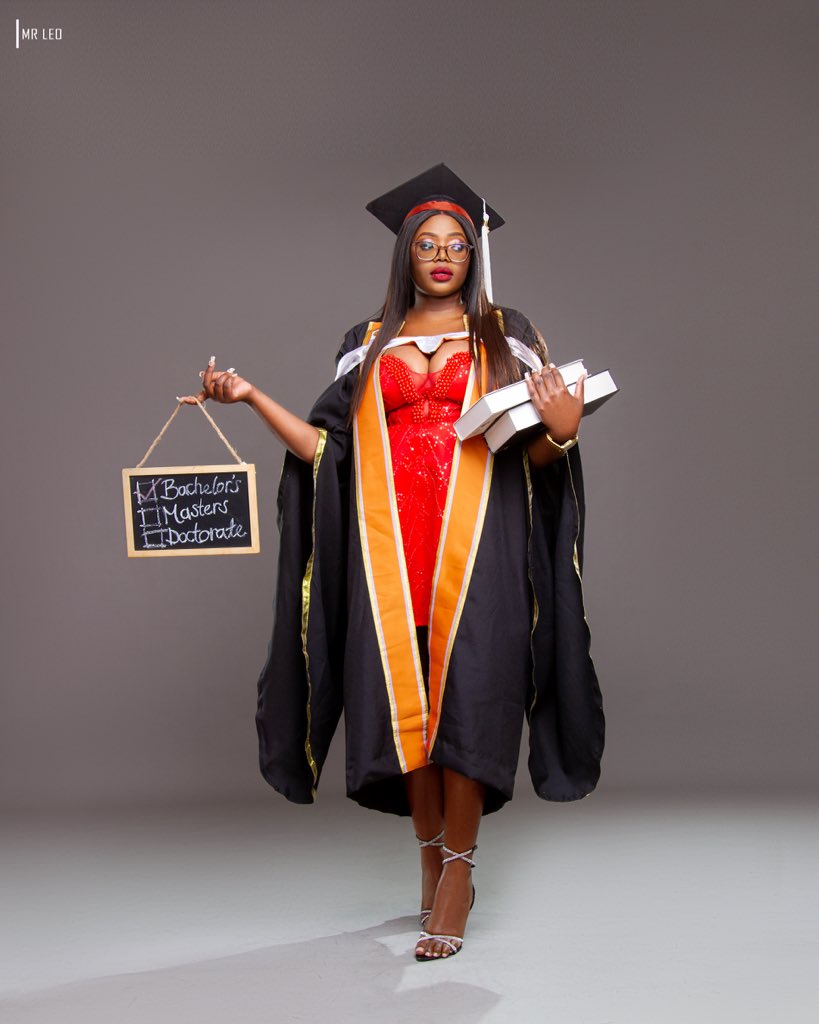 glasses__girl's tweet photo. A passion for reactions and a bachelor’s degree in chemistry to prove it! 👩🏾‍🔬 https://t.co/MxUDXdZm2z