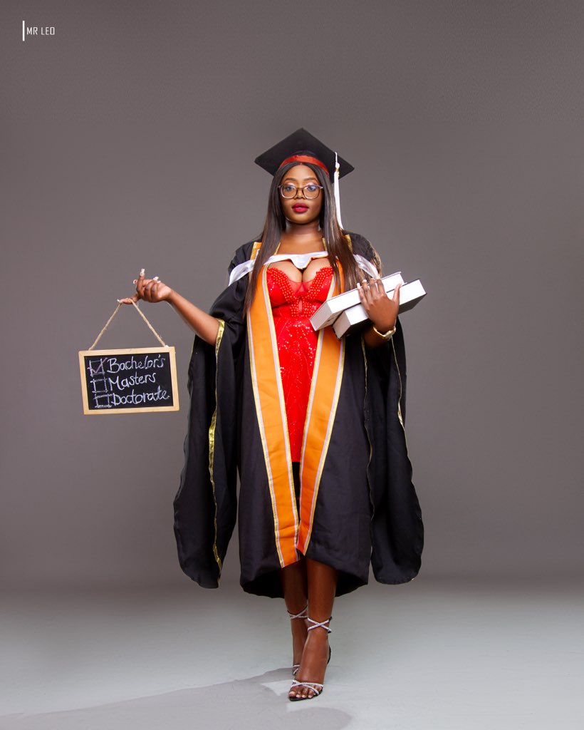 glasses__girl's tweet photo. A passion for reactions and a bachelor’s degree in chemistry to prove it! 👩🏾‍🔬 https://t.co/MxUDXdZm2z
