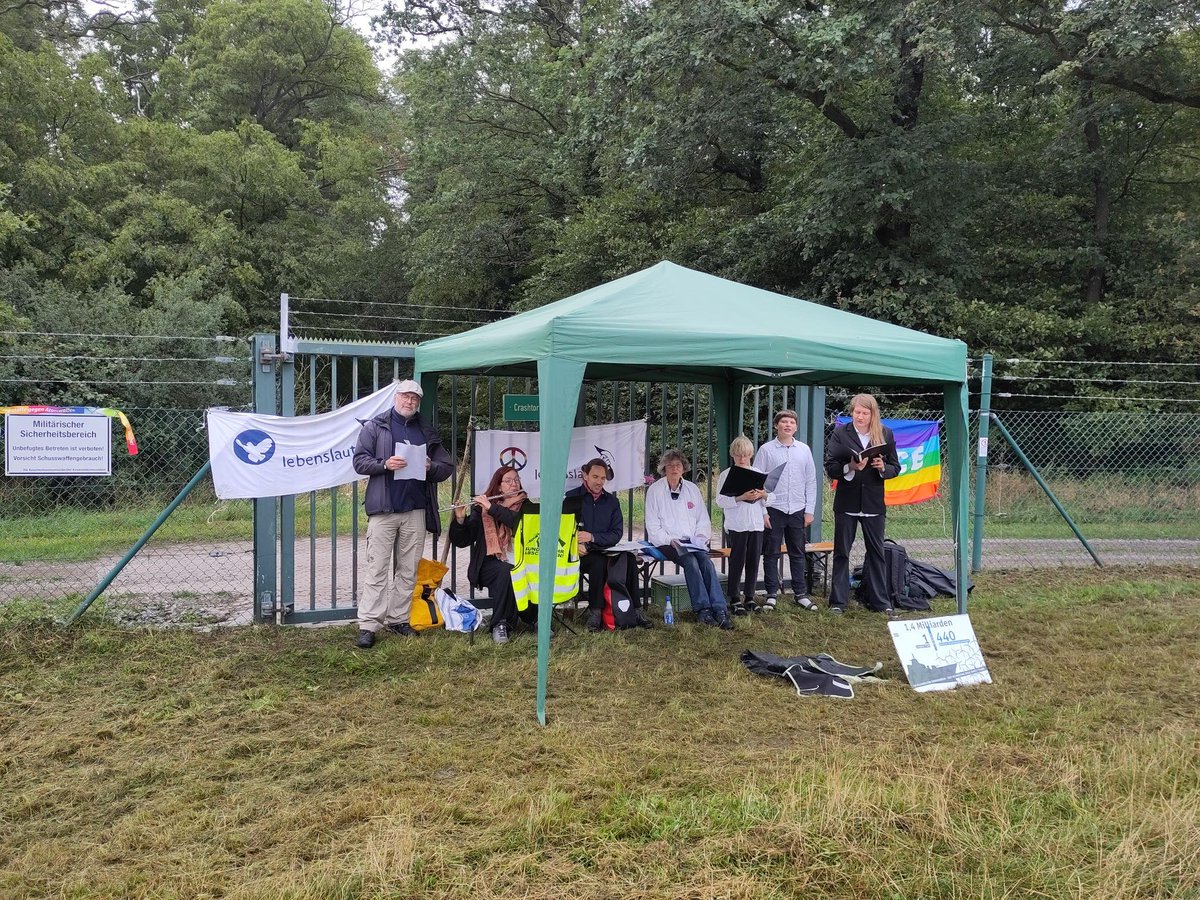 08:10 #Fliegerhorst #Nörvenich #Känguru Etwas mehr Verkehr bei unserem Tor. Die Polizei kam auch mal vorbei, nur zum Schauen ... Es erklingt ein Bach-Choral mit Schöne-Text: “Wohl denen die da wagen'. #AufspielenZumAbrüsten