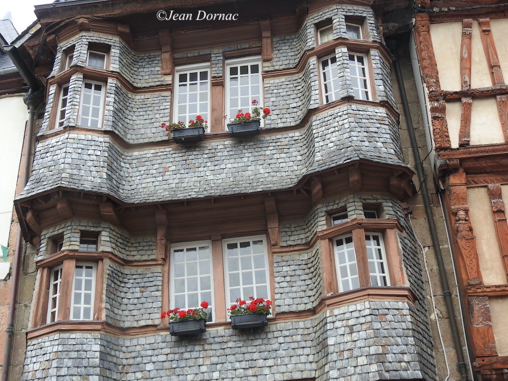 JeanDornac's tweet photo. La plus photographiée, recouverte de tuiles d’ardoises et la seule classée aux monuments historique a été reconstruite en 1646... #recouverte #tuiles #ardoises #Lannion #CôteArmor #Bretagne #France https://t.co/lhrQ2JxyH7