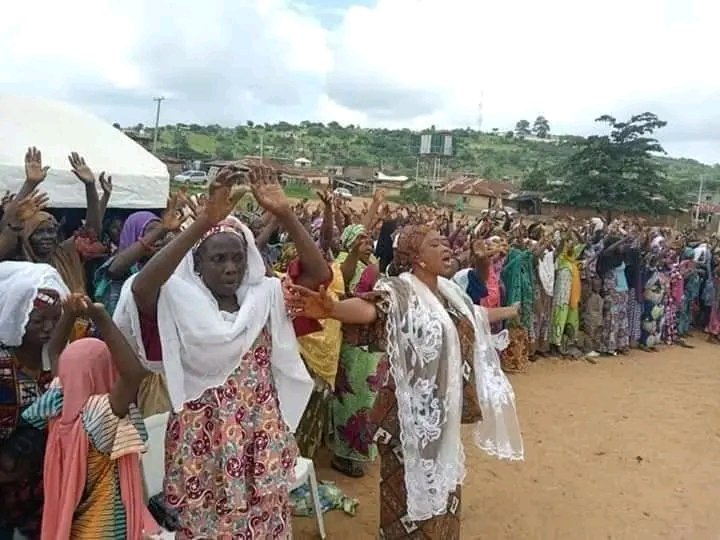 CrownprinceCom2's tweet photo. BREAKING!!

Over 300 Nigerian Muslims Gave Their life to Christ 

This happened at Okene in Kogi state https://t.co/7FDNnIyBkS