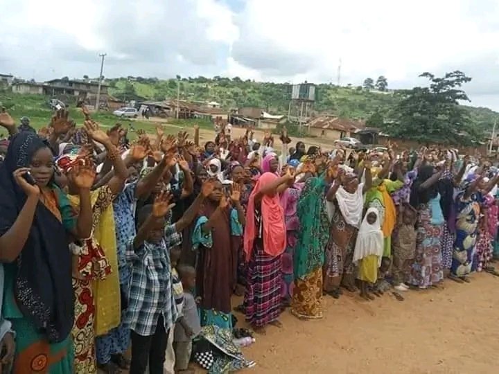 CrownprinceCom2's tweet photo. BREAKING!!

Over 300 Nigerian Muslims Gave Their life to Christ 

This happened at Okene in Kogi state https://t.co/7FDNnIyBkS
