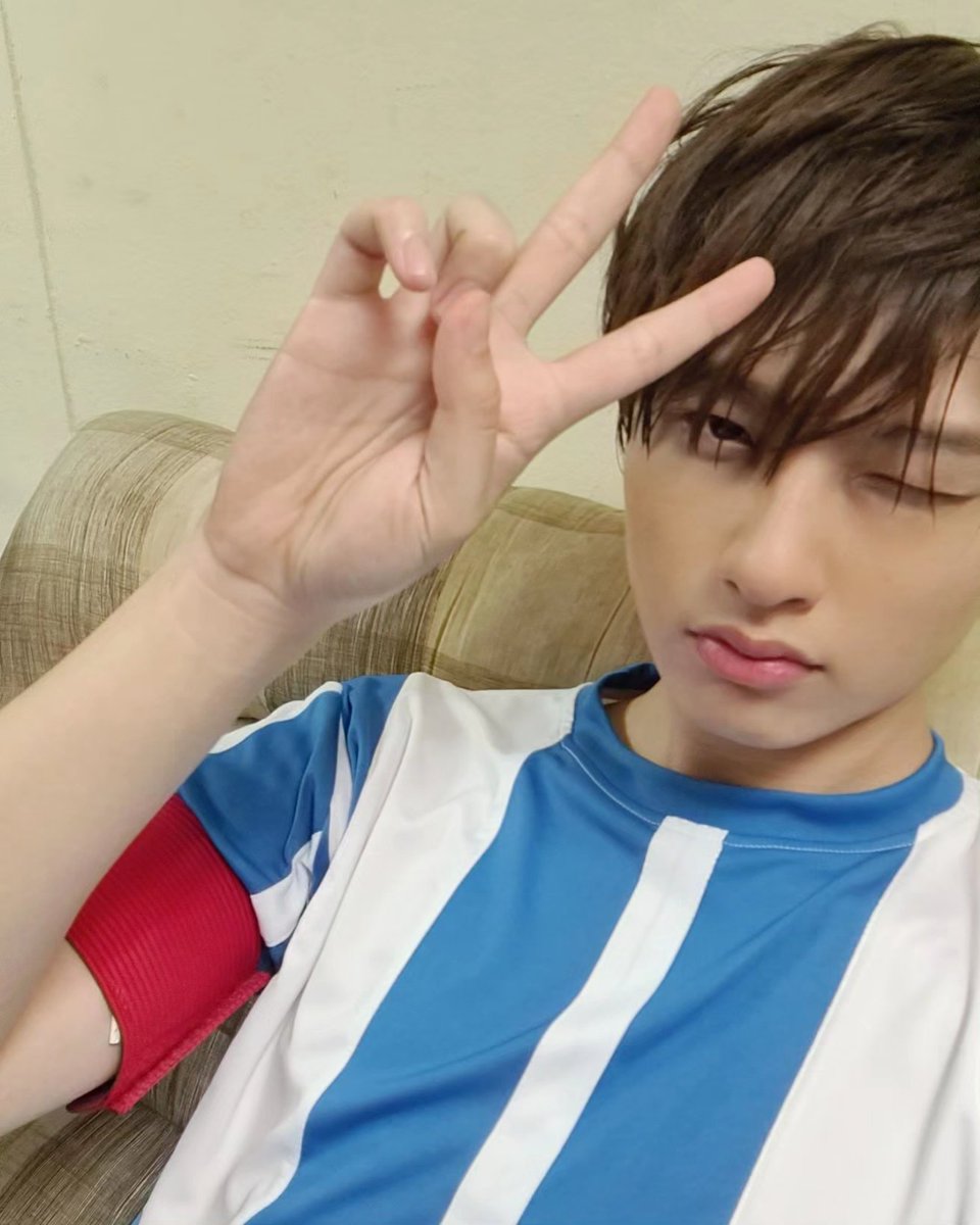 #LBCseriesHappy5anniversary "มันคงเป็นความรัก" 💙  จริงๆแหละเนอะ ขอบคุณแคปนะที่โตขึ้นมากับเรา ให้เราได้เจอทุกคนในบังเอิญรัก
 จากเด็กเด๋อๆในวันนั้นสู่ผู้ใหญ่เด๋อๆในวันนี้😵‍💫 แทบจะรวมร่างกับเทคโนอยู่แล้ว555 แต่เค้าบทเรียนได้เจอกับชีวิตที่ยิ่งใหญ่ได้ไล่ตามความฝันของตัวเอง ขอบคุณนะ