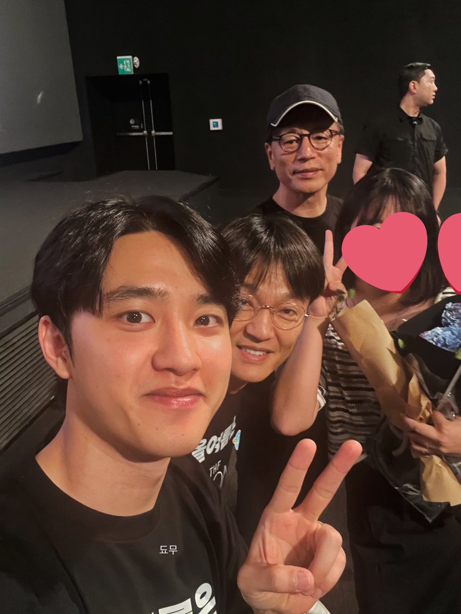 이틀 연속으로 도경수랑 셀카? 
그거 제가 해냈음요.. 🥹💓
ㅠㅠㅠㅠㅠㅠㅠㅠㅠㅠㅠㅠㅠㅠㅠㅠㅠㅠㅠ
#더문 #도경수 #조한철 #김용화감독님