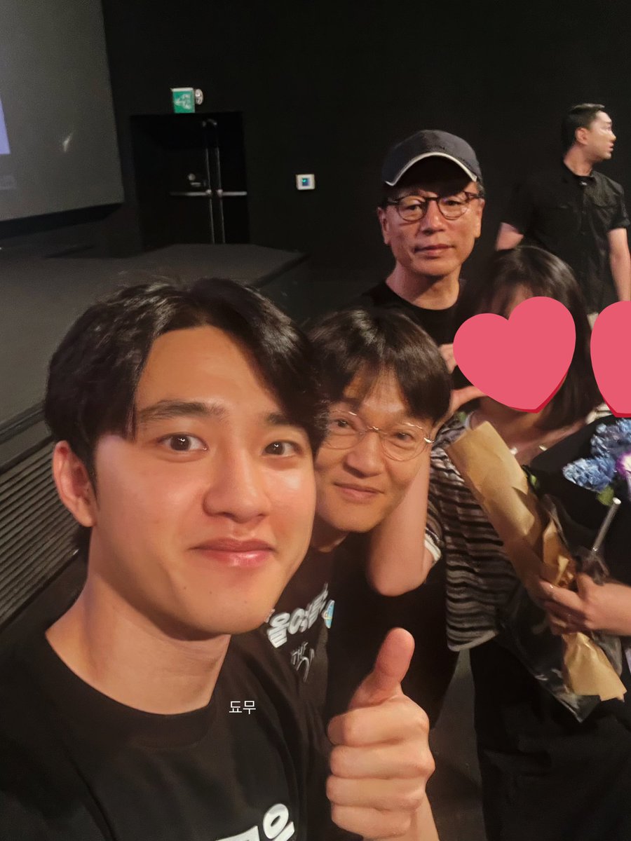 1993nyeon's tweet photo. 이틀 연속으로 도경수랑 셀카? 
그거 제가 해냈음요.. 🥹💓
ㅠㅠㅠㅠㅠㅠㅠㅠㅠㅠㅠㅠㅠㅠㅠㅠㅠㅠㅠ
#더문 #도경수 #조한철 #김용화감독님 https://t.co/eKatyZIgLa