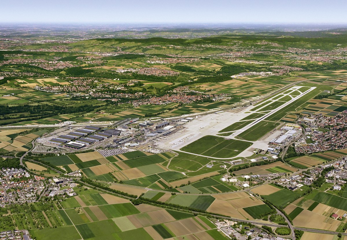 STR_Airport's tweet photo. Das diesjährige Luftbildposter ist da! 🥳 🗺️ Dieses findet ihr gratis im SkyLand (Terminal 3, Galerie). Gerne schicken wir es euch auch nach Hause - schreibt einfach eine Mail an publikationen@stuttgart-airport.com. ⁣
#flySTR https://t.co/r8iWLsPtTU