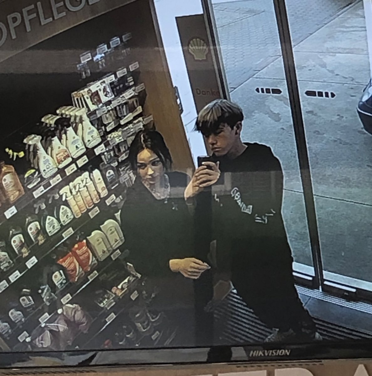 br1ckyb's tweet photo. We robbed the store https://t.co/wSbM08wf0S