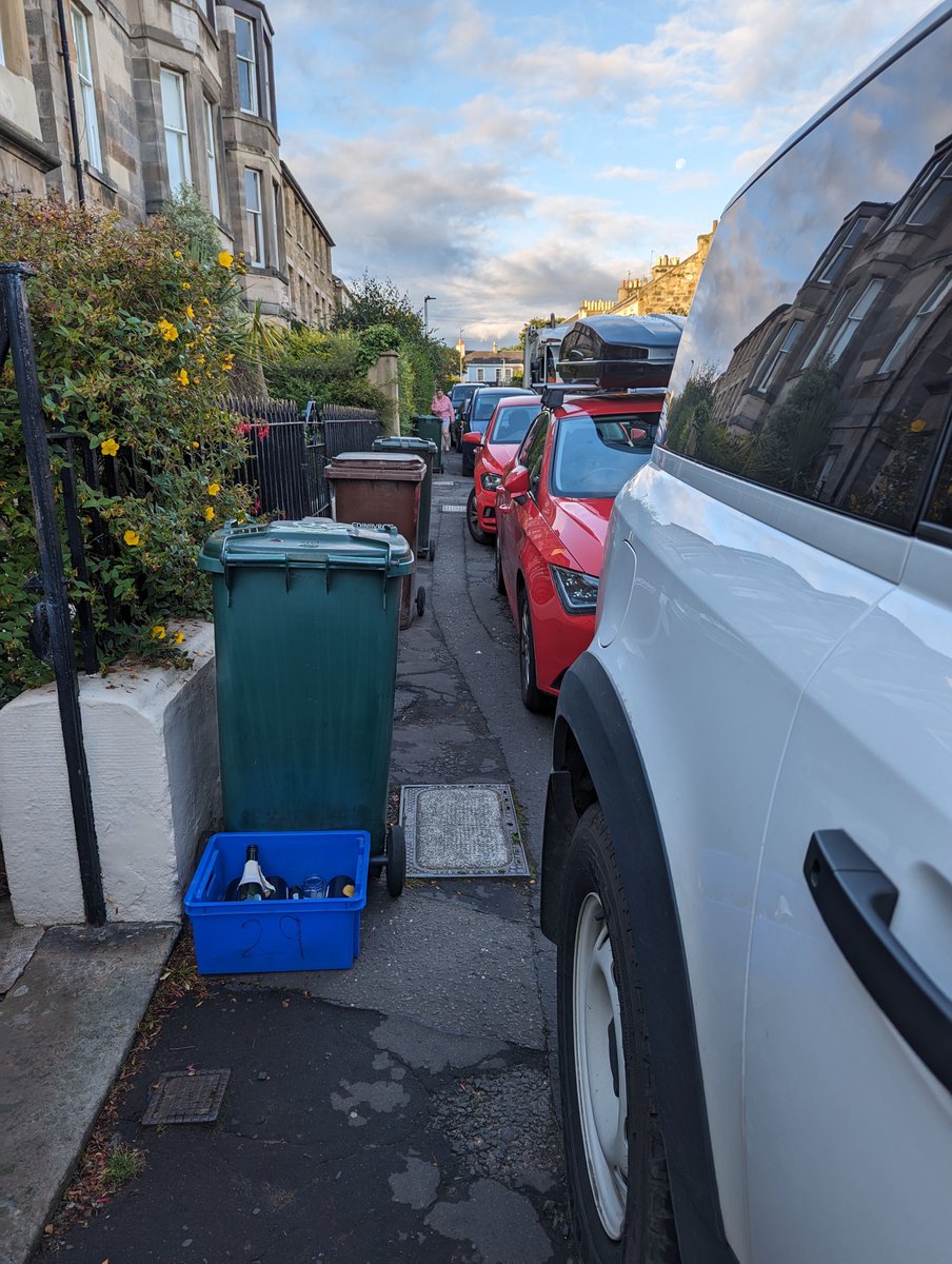 #PavementParking is always an issue in #Portobello, but particularly on #BinDay! #Rubbish

Can't wait for the ban to come in @Edinburgh_CC @CllrScottArthur 

#ActiveTravel #PeopleNotCars
#ThisIsRubbish#Edinburgh @EdinburghLive_ @edinb