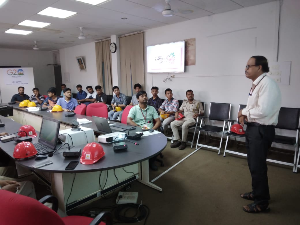 bvfclnamrup's tweet photo. On 4th August, 2023, BVFCL's Training Department conducted an essential #FireSafetyAwarenessProgram for the newly joined employees and trainees!  It was an informative session aimed at promoting safety and preparedness. Let's prioritize safety in the workplace!  

#SafetyFirst https://t.co/Cx4Sb99dFn