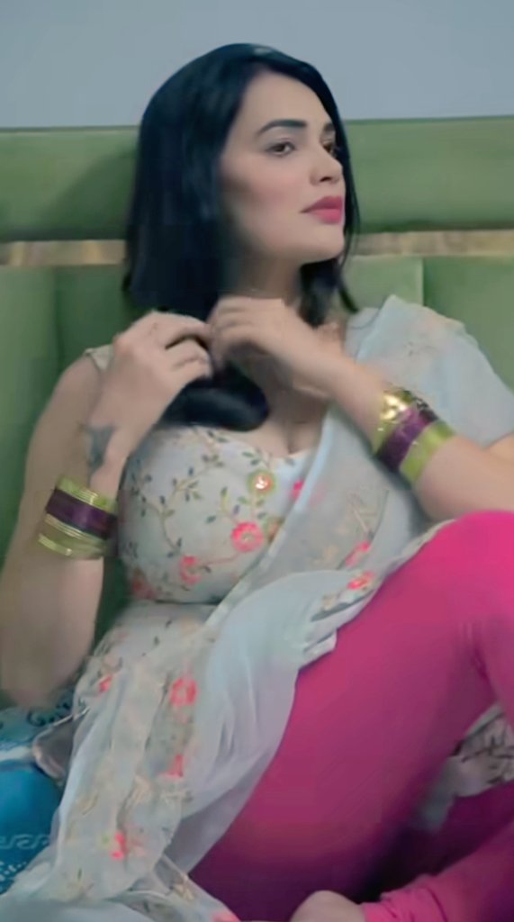 Navneeta51's tweet photo. नए कपड़े बदल कर जाऊँ कहाँ और बाल बनाऊँ किस के लिए,
वो शख़्स तो शहर ही छोड़ गया मैं बाहर जाऊँ किस के लिए... https://t.co/llOiwTjRWR