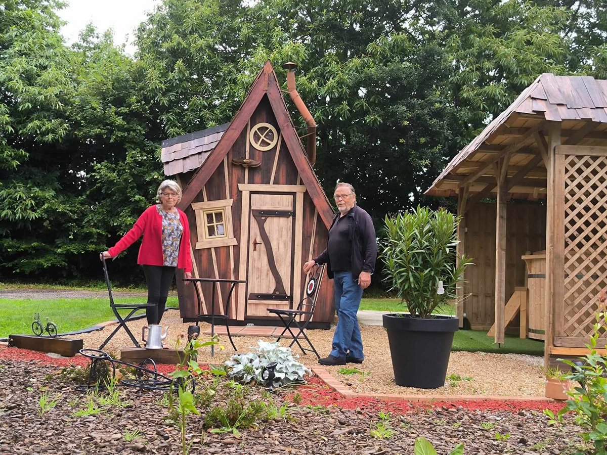 Entre chalet, cabane et roulotte, Josiane et Etienne raffolent de ce camping en Bretagne dlvr.it/StB18w