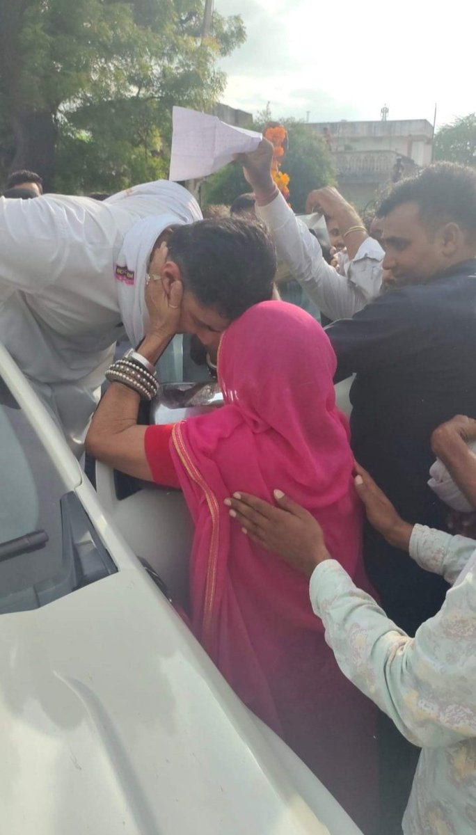 अपनेपन को बयां करती ये खूबसूरत तश्वीर..👌👍🥰🥰🙏<a href="/SachinPilot/">Sachin Pilot</a>