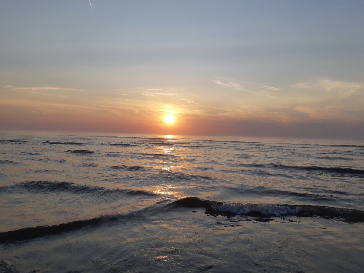 Terwijl ik mijn nieuwe bundel voorbereid, 
kom ik soms eigen  woorden tegen, die ik graag weer lees en herlees. Zoals deze:
"Het licht van gisteren ... wordt een zee van rust" sprankelendefontein.blogspot.com/2021/06/het-li…